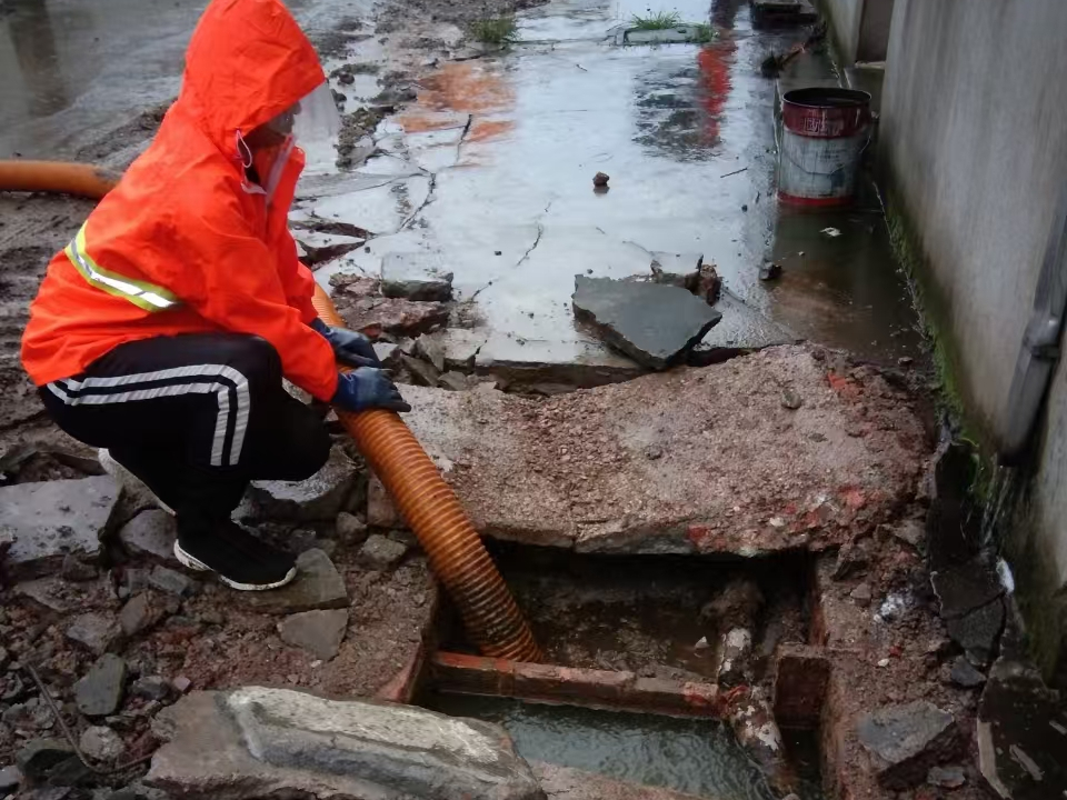 北塔专业清理污水池 炜誉市政以规范流程守护城市 “肠道”